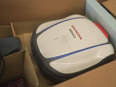 un robot posé dans une boîte par terre