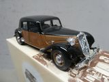 une petite voiture posée sur une boîte