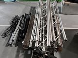 tout un tas de tuyaux métalliques de différents types par terre