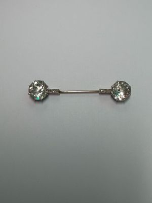 une paire de boucles d'oreilles en diamant sur une surface blanche