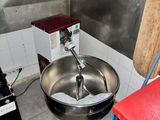 une photo d'une cuisine avec un mixeur et un plan de travail rouge