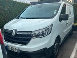 une camionnette blanche garée dans un parking