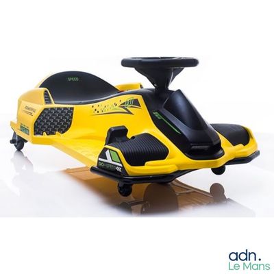 La petite voiture jaune est posée sur une surface blanche.