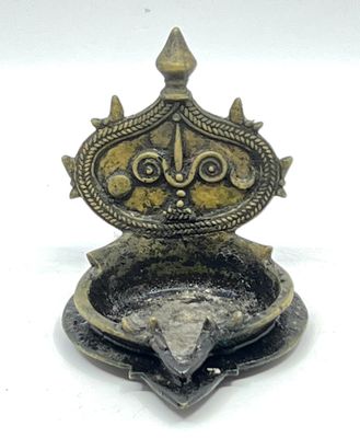 NEPAL. Lampe à huile en bronze à décor d'enroulement.