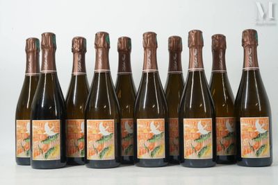 six bouteilles de vin sont alignées sur une table