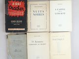 plusieurs livres sont empilés sur une table