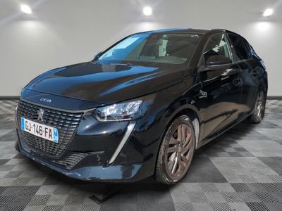 la voiture noire est garée sur un sol en damier dans le garage