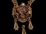 gros plan d'un collier en or sur fond noir