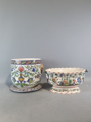 Trois types de vases différents sont posés sur une table