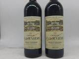deux bouteilles de vin rouge posées l'une à côté de l'autre sur une table