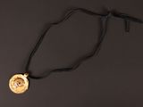 gros plan d'un collier sur une surface noire
