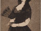 l'image d'une femme en robe noire tenant un éventail