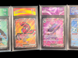 quatre types différents de cartes Pokémon dans une vitrine