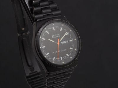 une image d'un gros plan d'une montre-bracelet sur un fond noir