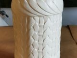 une tasse blanche posée sur une table