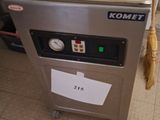 une machine surmontée d'un balai, dans une cuisine