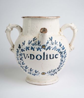 un vase blanc orné d'un motif bleu et blanc