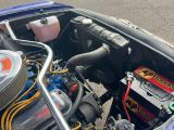 un gros plan d'un moteur de voiture avec le capot ouvert
