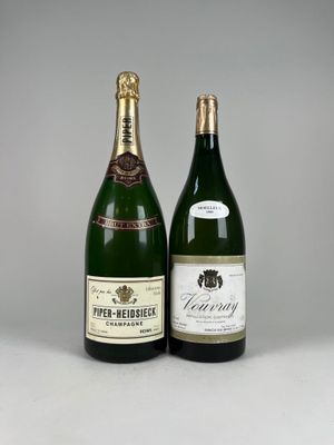 deux bouteilles de vin posées l'une à côté de l'autre sur une table