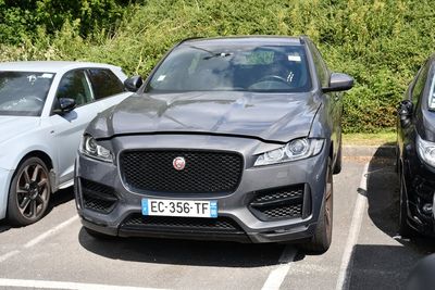 deux voitures garées l'une à côté de l'autre dans un parking