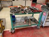 un établi avec de nombreux outils