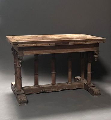 une table en bois avec un plateau en bois sur fond gris
