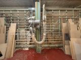 une photo d'une pièce où l'on voit beaucoup de bois et de tuyaux
