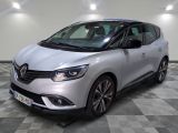 la voiture argentée est garée sur un sol en damier dans le garage