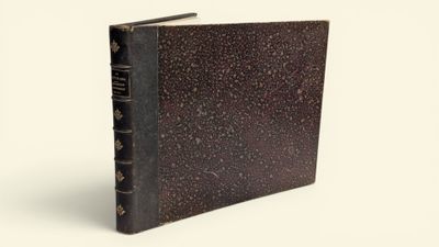 un vieux livre posé sur une surface blanche
