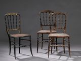 trois chaises en bois placées les unes à côté des autres sur une surface grise