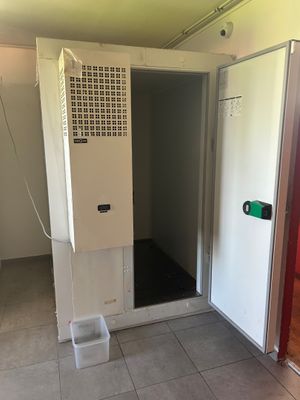 une pièce dotée d'une porte et d'une fenêtre