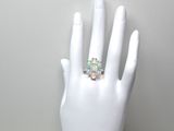 l'image d'une main blanche avec une bague au doigt