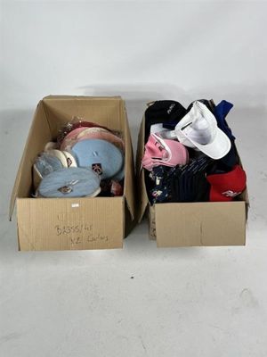 deux boîtes contenant des peluches, posées sur une surface blanche