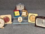 de nombreux types d'horloges exposées sur une table