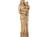 une statue de femme tenant un bébé dans ses bras