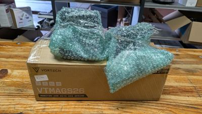 une boîte contenant une paire de chaussures de bébé