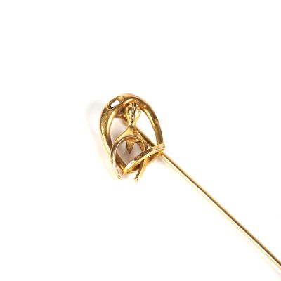 broche en or jaune ornée d'un fer à cheval et d'un diamant