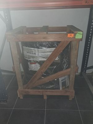 une photo d'une table en bois avec une poubelle posée dessous
