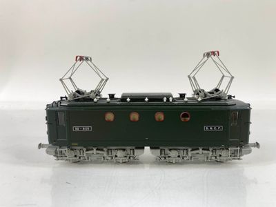 une image représentant une maquette de train posée sur une surface blanche