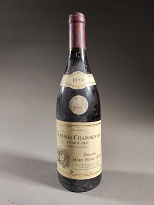 une bouteille de vin posée sur une table