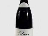 une bouteille de vin posée sur une table