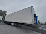 un camion semi-remorque garé sur le côté de la route