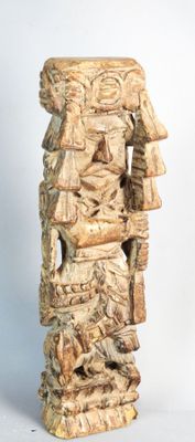 statue d'un homme au visage en bois sur fond blanc
