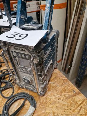 de nombreux outils posés sur une table dans une pièce