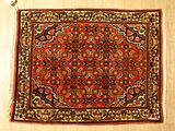 un tapis orange à motifs floraux posé sur un parquet