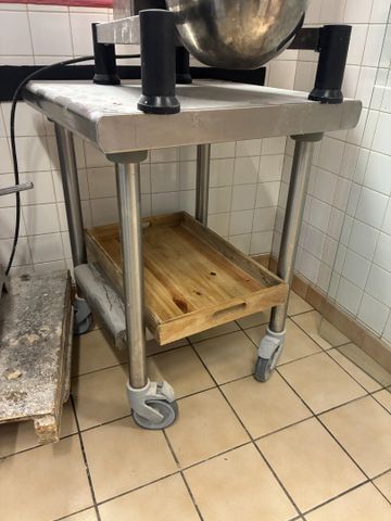 Petite table desserte inox roulante avec tablette inférieur. Frai...