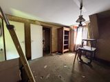une pièce avec une échelle à l'intérieur et une table au milieu
