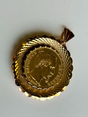 l'image d'une pièce d'or ornée d'une couronne