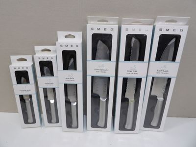 plusieurs boîtes de brosses à dents de différentes tailles et formes posées sur une table