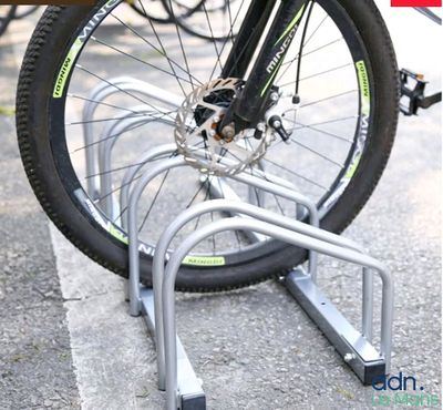 un gros plan sur un porte-vélos dans la rue